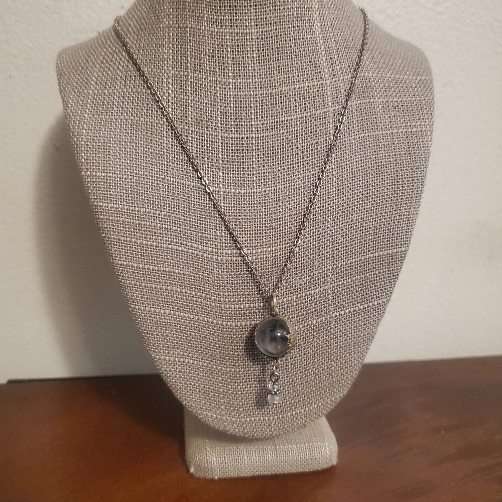 Single, pool of light necklace - Picture 2 of 3